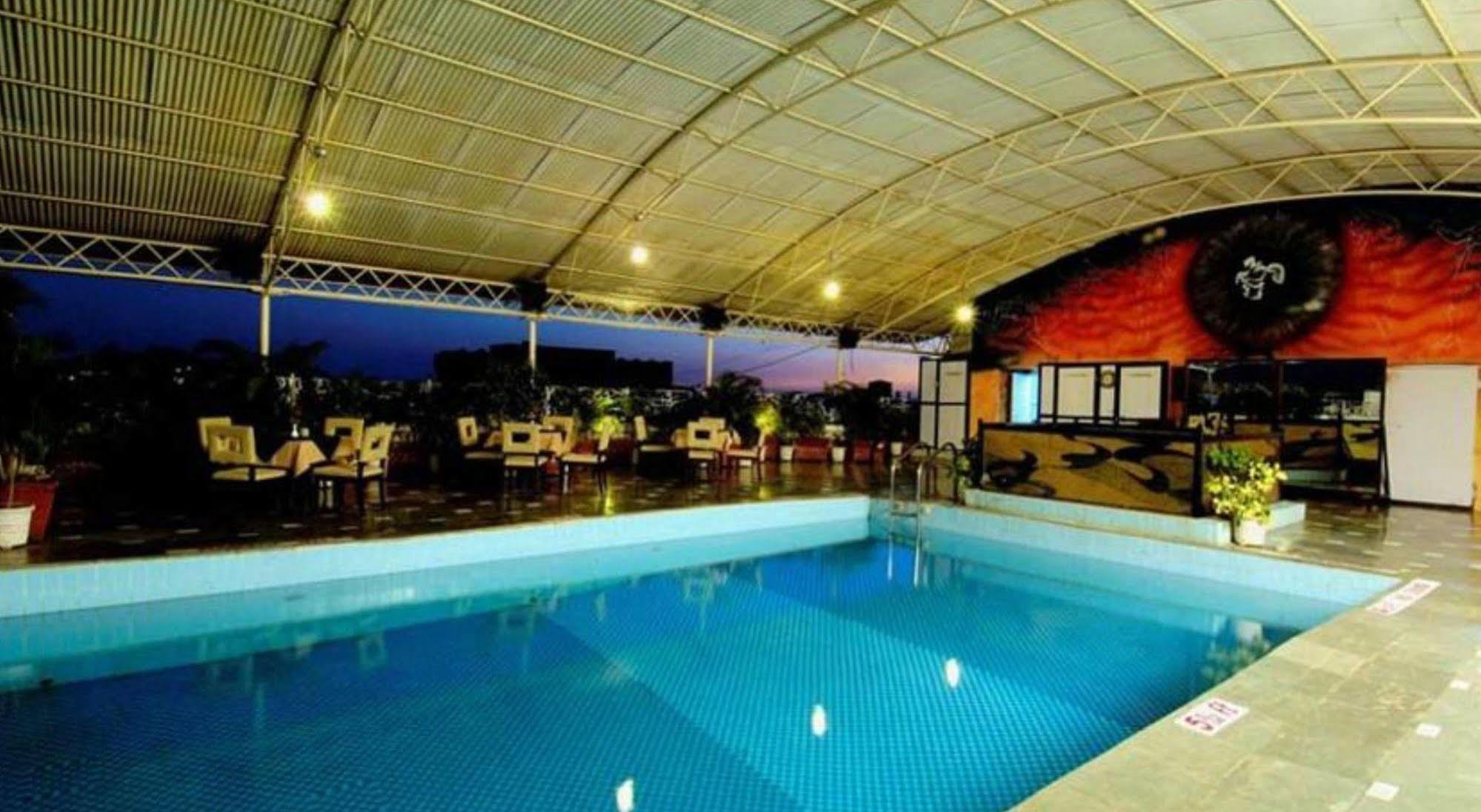 Ramee Guestline Hotel Juhu Bombaim Exterior foto